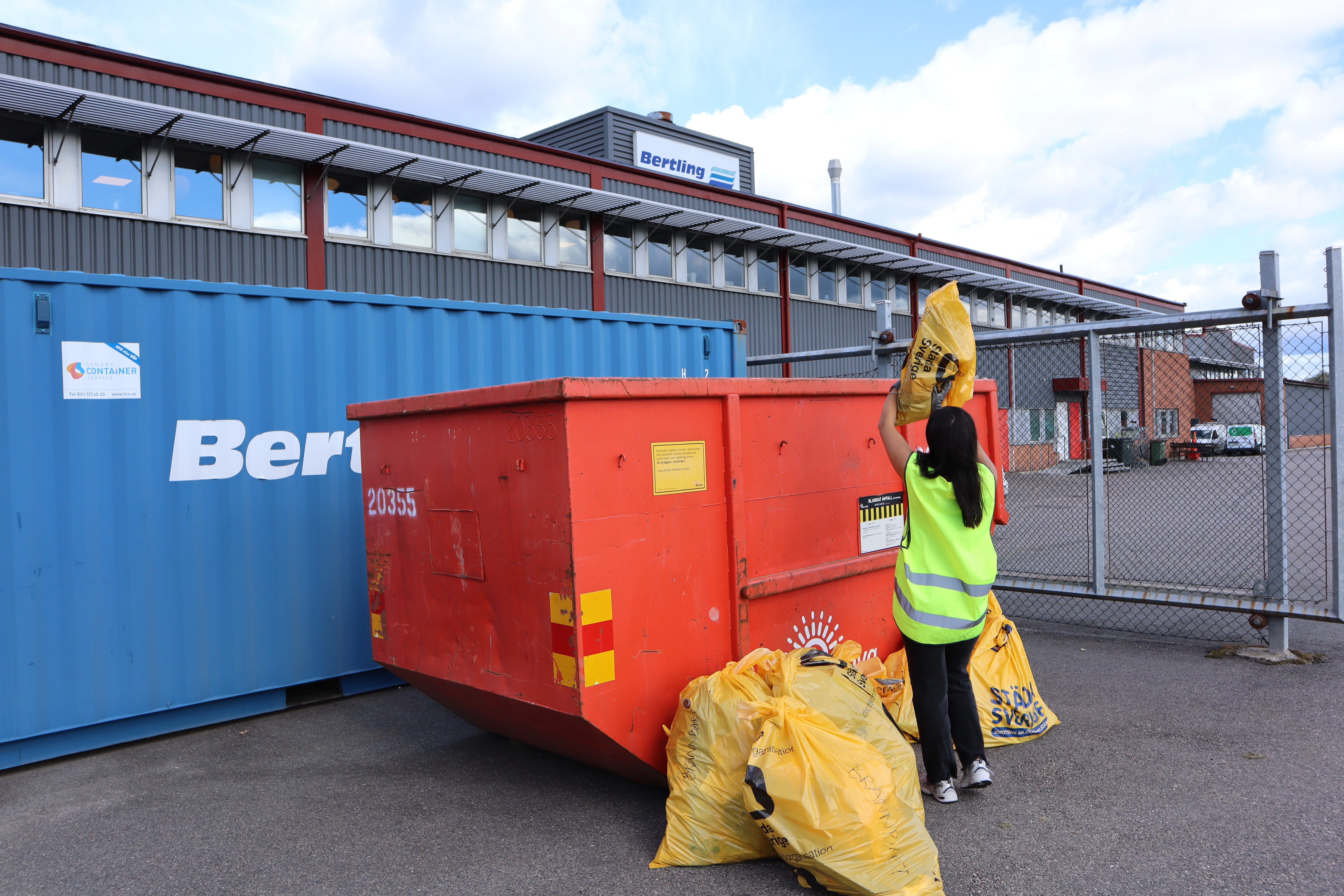 Bertling Sweden participates in local cleanup session