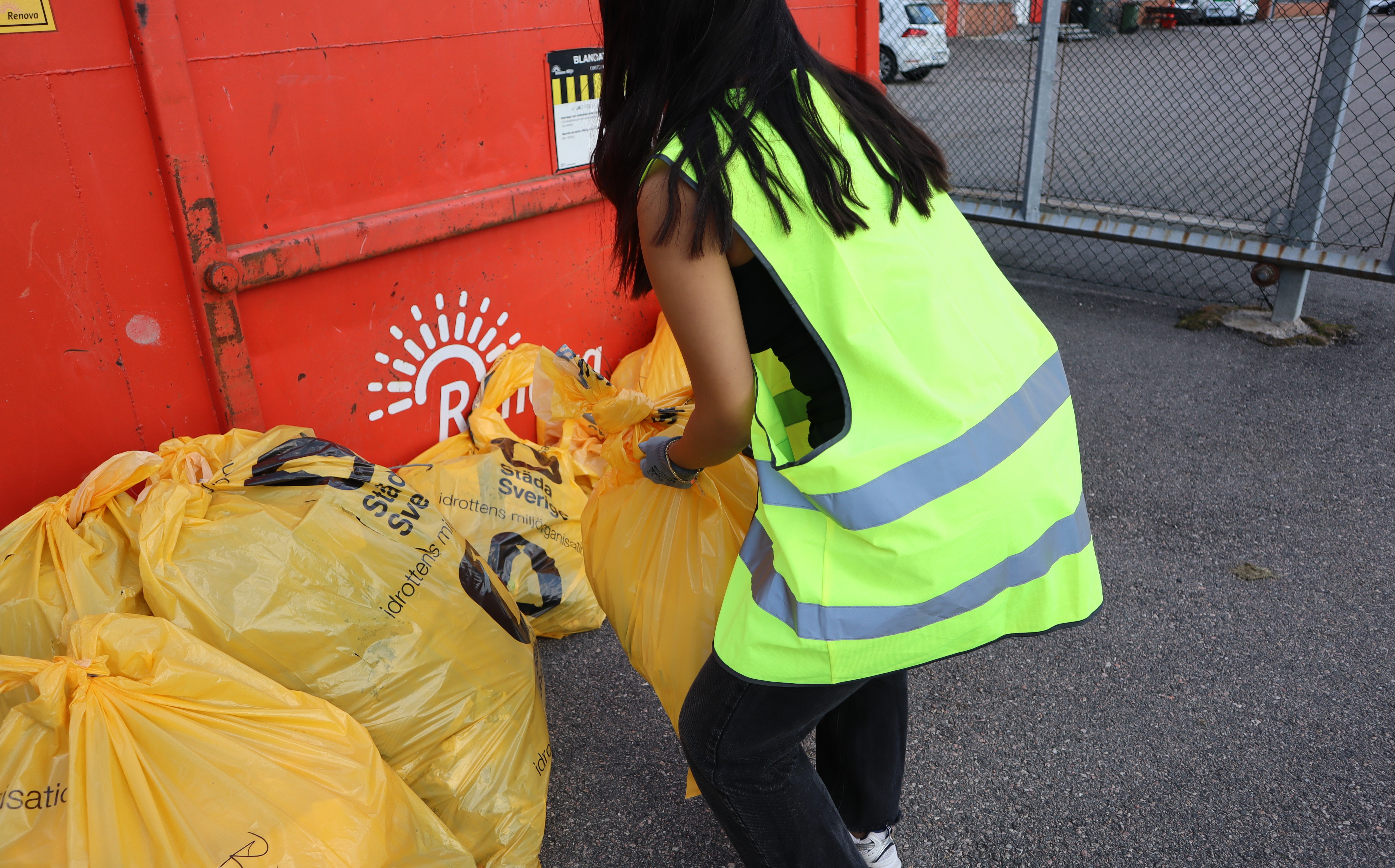 Bertling Sweden participates in local cleanup session