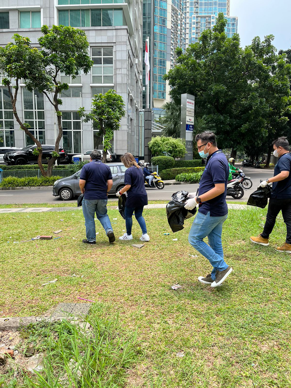 Bertling Indonesia participates in local cleanup session