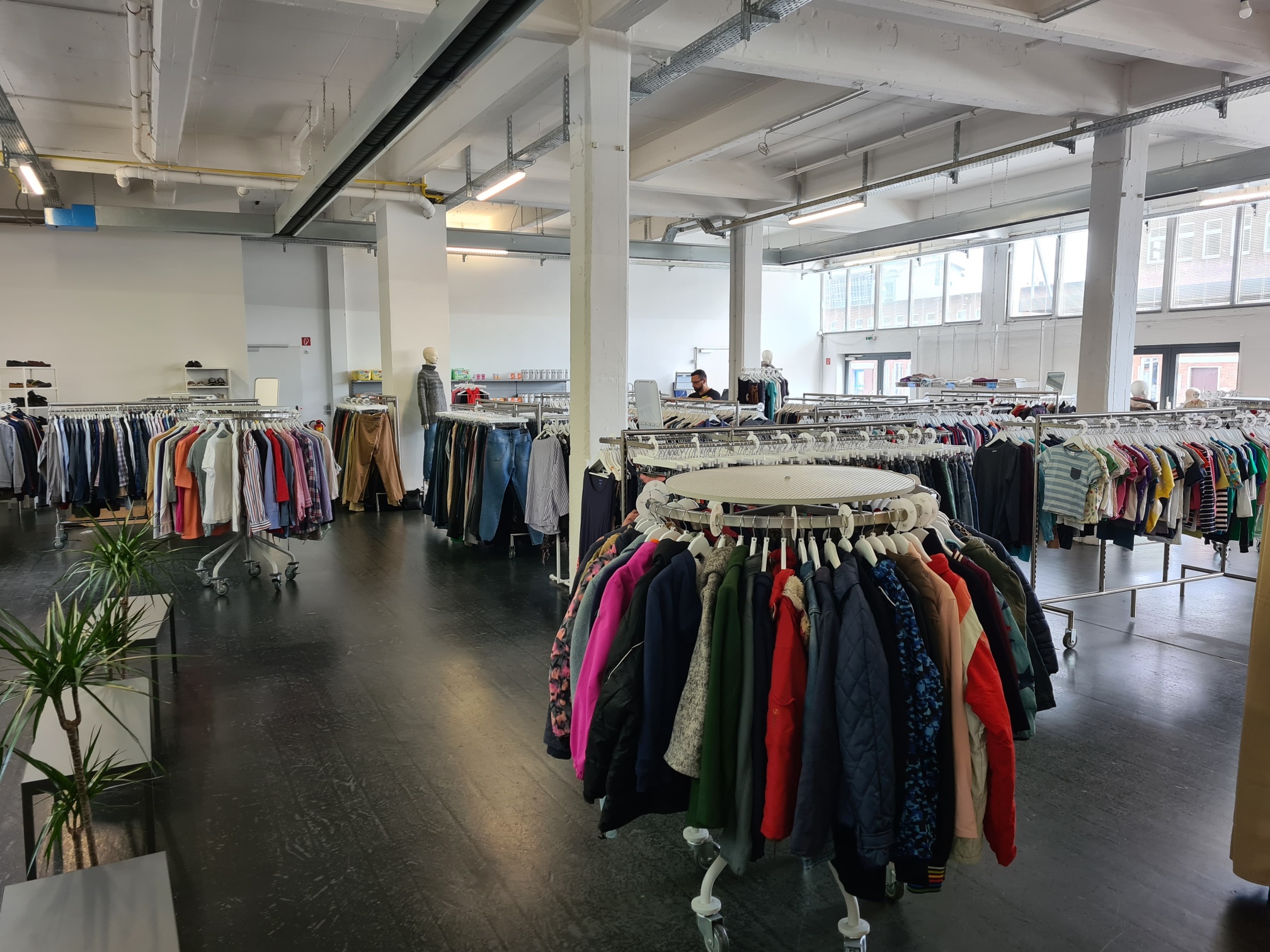 Bertling donates to Hanseatic Help and volunteers in one of their Help Stores