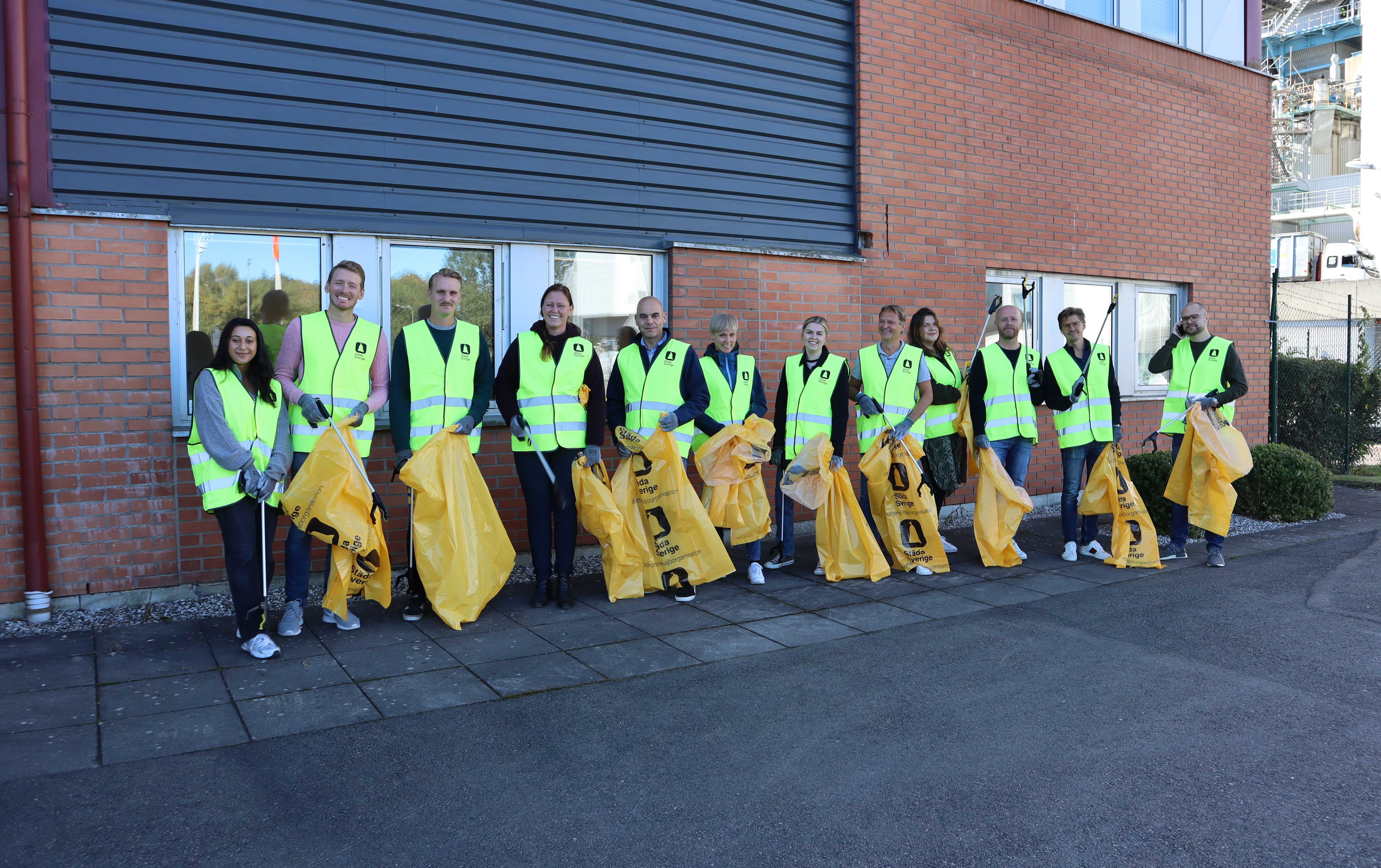 Bertling Sweden participates in local cleanup session