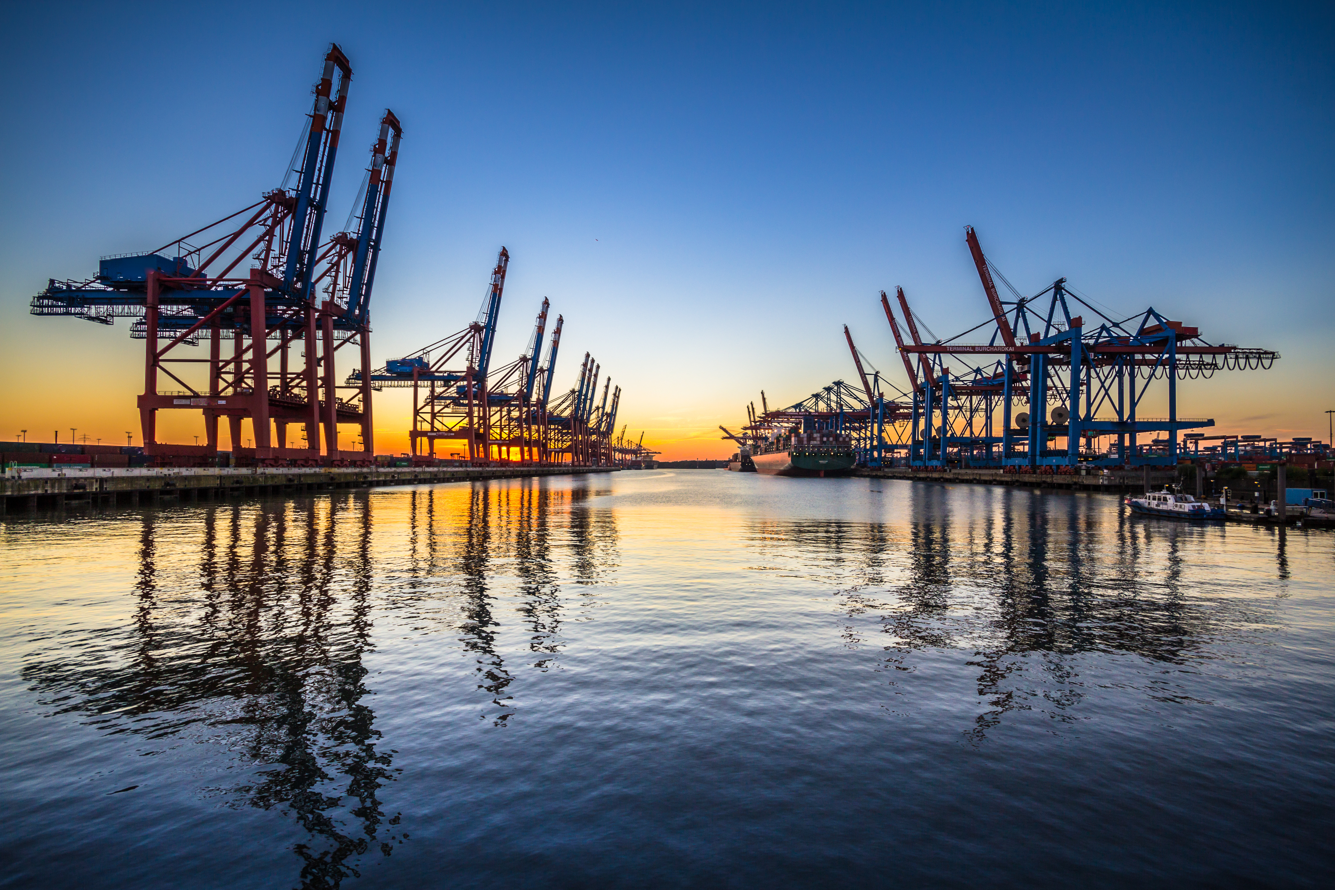 Hamburg Port and Elbe Closed as Pilot Boats Join Public Sector Strike