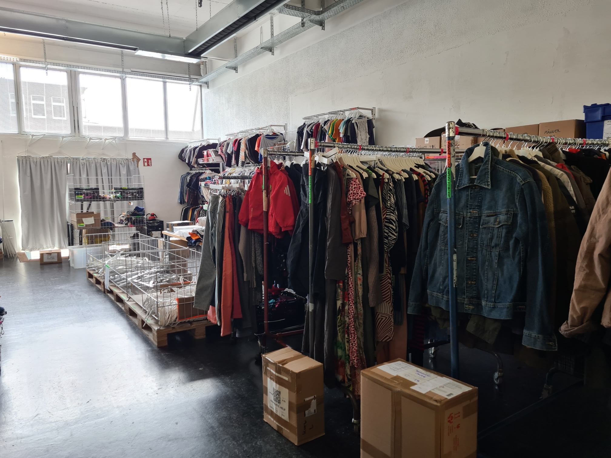 Bertling donates to Hanseatic Help and volunteers in one of their Help Stores