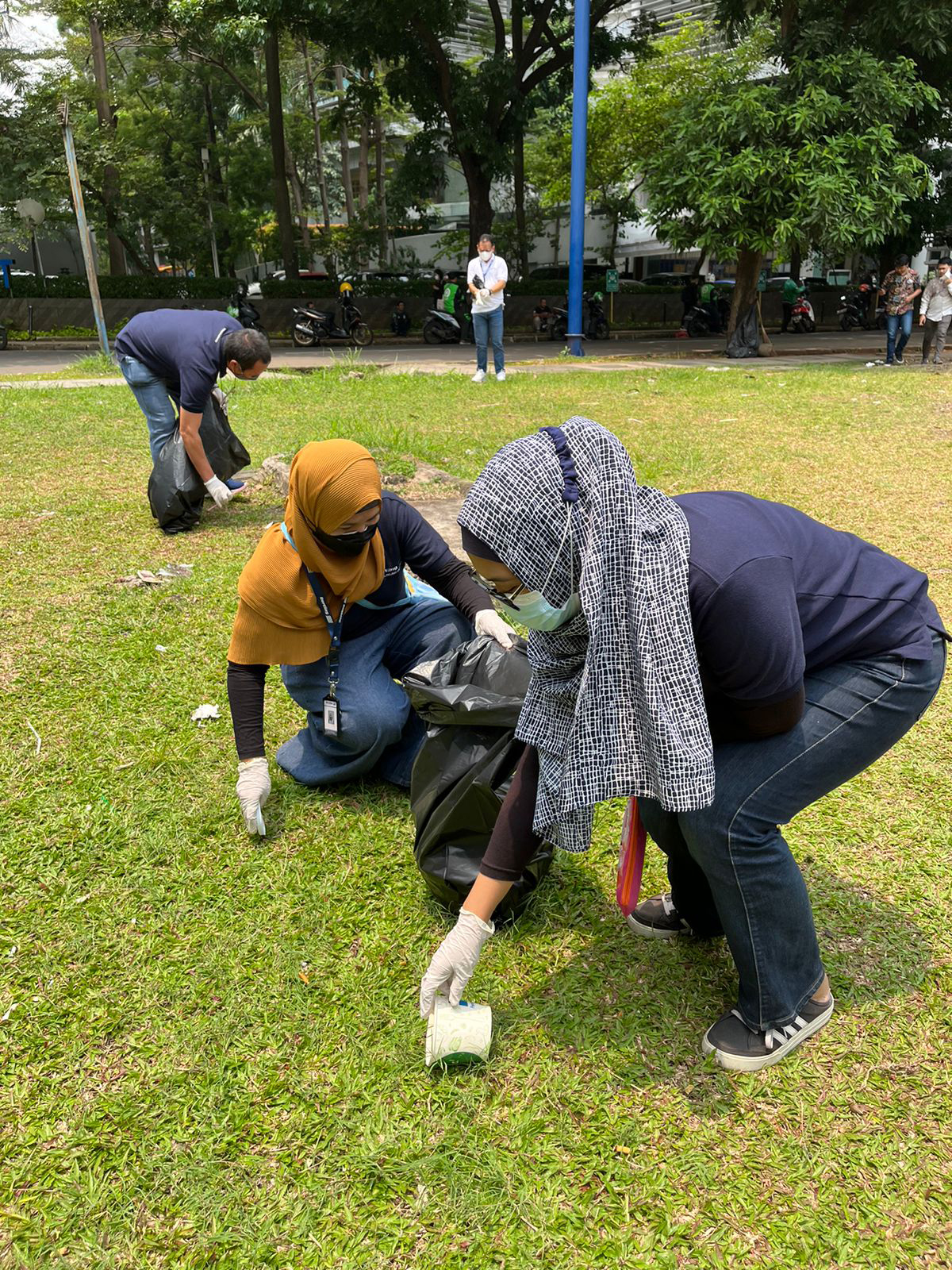 Bertling Indonesia participates in local cleanup session