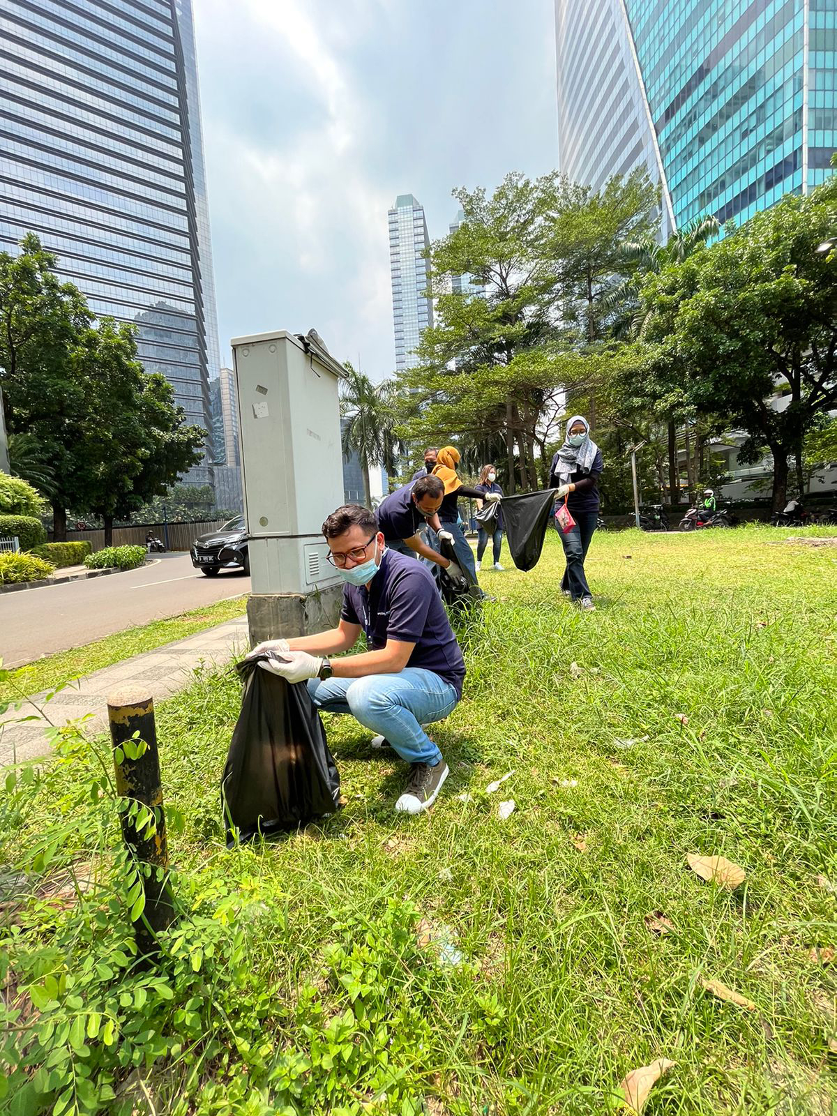 Bertling Indonesia participates in local cleanup session