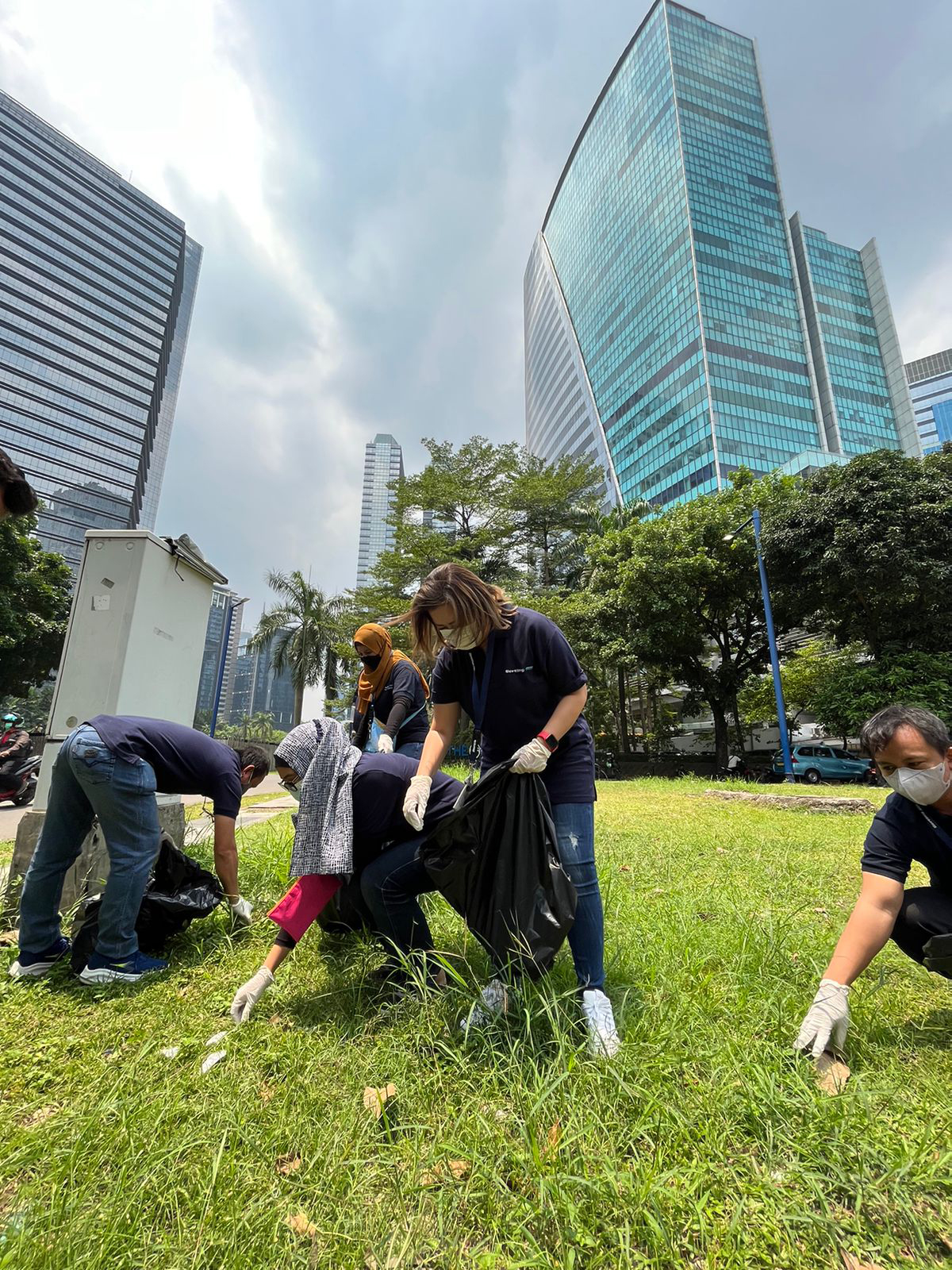 Bertling Indonesia participates in local cleanup session