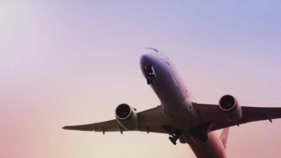 Vilken transportlösning ska du välja? Ja, det beror på flera faktorer, inklusive fraktkostnad, säkerhet och typ av varor som ska transporteras. Transportsektorn genomgår kontinuerlig utveckling och nya lösningar kommer fram som kan förbättra de olika sätten att frakta varor och gods. I den här artikeln berättar vi mer om vilka olika transportmedel som finns, fördelar och nackdelar alternativen har samt vilken frakt som är billigast för just din last. Vad menas med transporter?